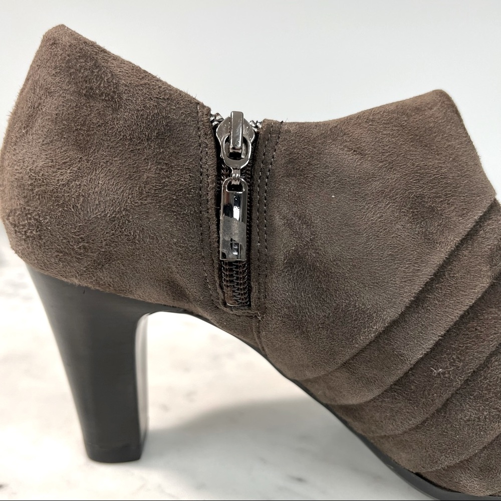 CLARKS Artisan Booties Heel Fawn Suede Side Zip Padded Insole Shoe 7M - Picture 6 of 11